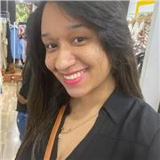 Profesora de inglés imparte clases a niños